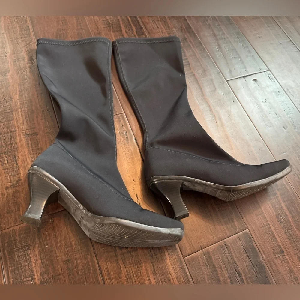 LA CANADIENNE chic knee high stretch quiet luxury heeled black boots size 8.5